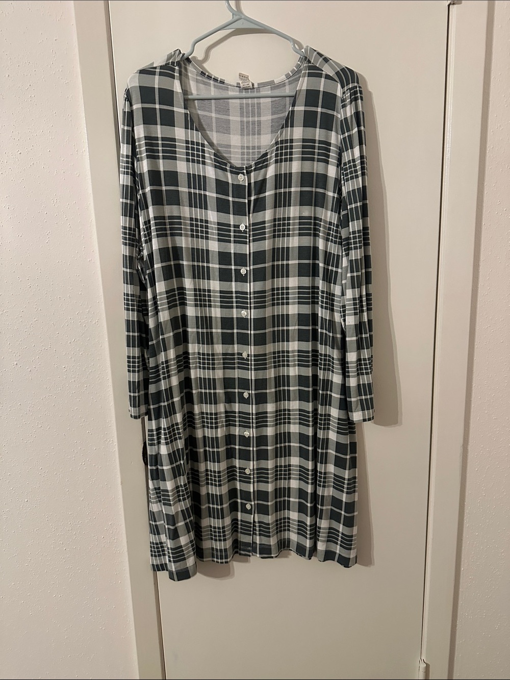 kate quinn Black & White Plaid Long-Sleeve Button Front Nightshirt
